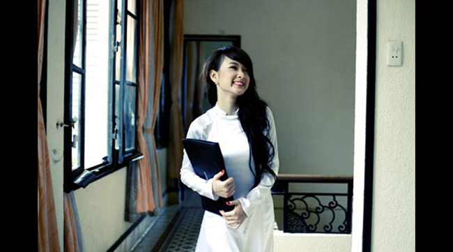 Cùng với những cô bạn khác mặc áo dài trắng, Phương Trinh đẹp một vẻ đẹp trong sáng.